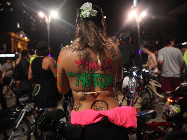 Ciclistas se preparam para participar da pedalada pelada na Avenida Paulista (Foto: Fábio Tito/G1)