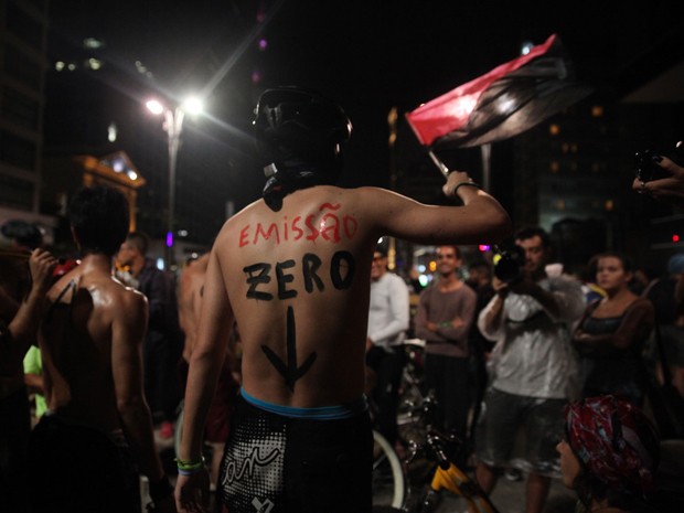 Ciclistas se preparam para participar da pedalada pelada na Avenida Paulista (Foto: Fábio Tito/G1)