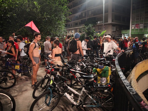 Ciclistas se preparam para participar da pedalada pelada na Avenida Paulista (Foto: Fábio Tito/G1)