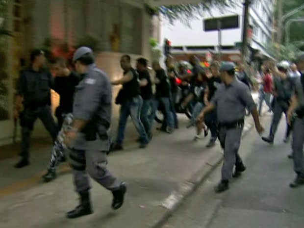 Presos na Avenida Paulista carecas do subúrbio (Foto: Reprodução/TV Globo)