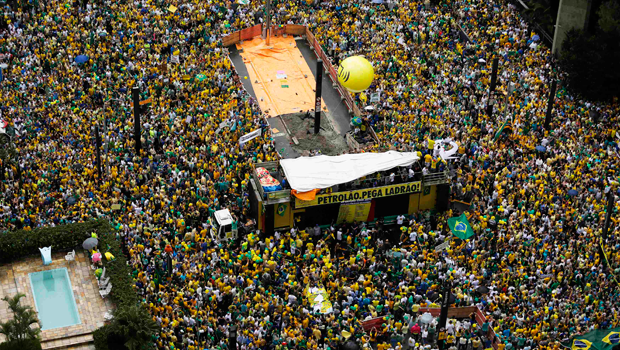 SIGA: Av. Paulista reúne 1 milhão, diz PM; 25 estados e DF têm protesto contra Dilma (SIGA: Av. Paulista reúne 1 milhão, diz PM; 24 estados e DF têm protesto contra Dilma (Reuters))