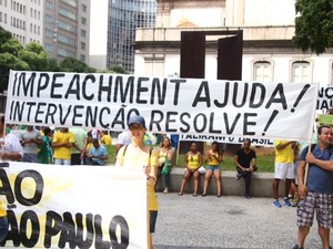 Movimento na Candelária quer impeachment de Dilma (Foto: Rodrigo Gorosito/G1)