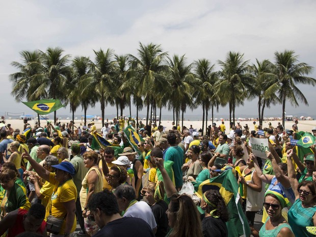 Aglomeração à beira da praia de Copacabana, na Zona Sul do Rio, em protesto contra o governo de Dilma Rousseff e a corrupção (Foto: Felipe Dana/AP)