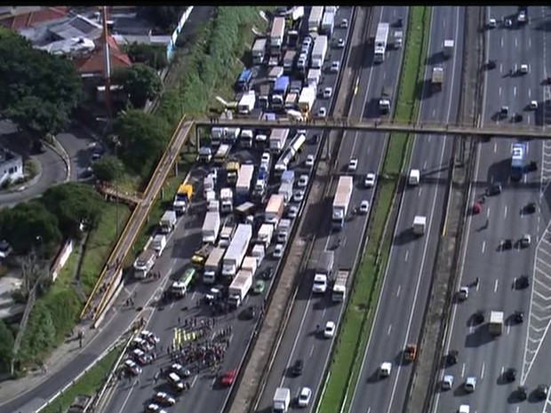 Protesto de caminhoneiros fecha a Via Dutra (Gnerws) (Foto: Reprodução GloboNews)