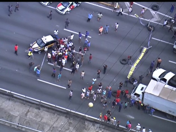 Motoristas bloqueiam Via Dutra (Foto: Reprodução/TV Globo)