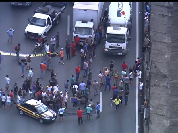 Motoristas bloqueiam Via Dutra (Foto: Reprodução/TV Globo)