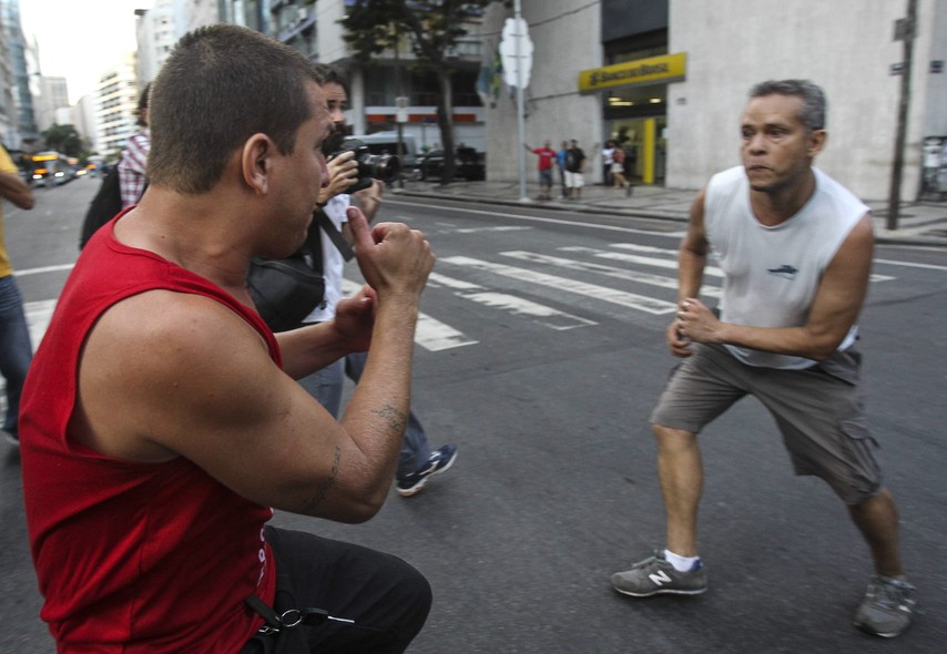 Militante do PT e opositor ao governo brigam em ato convocado pela CUT em defesa da Petrobras, no centro do Rio