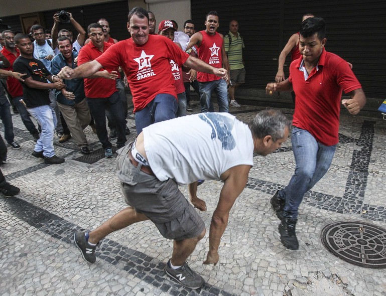 Militante do PT e opositor ao governo brigam em ato convocado pela CUT em defesa da Petrobras, no centro do Rio