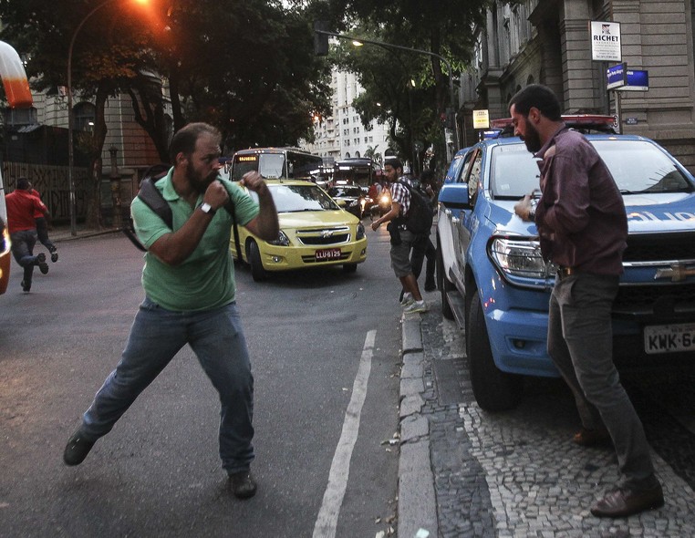 Militante do PT e opositor ao governo brigam em ato convocado pela CUT em defesa da Petrobras, no centro do Rio