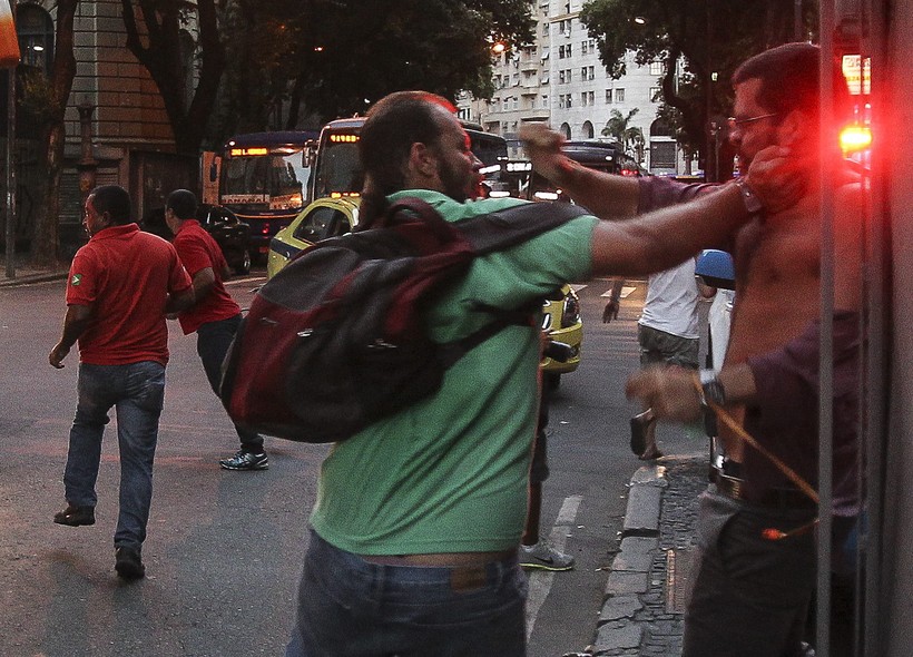 Militante do PT e opositor ao governo brigam em ato convocado pela CUT em defesa da Petrobras, no centro do Rio