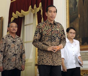 O presidente da Indonésia, Joko Widobo (Centro), ao lado do embaixador indonésio no Brasil, Toto Riyanto, e a ministra de Exteriores, Retno Marsudi (Foto:  EFE/Rusman/Presidential Palace/Hando )