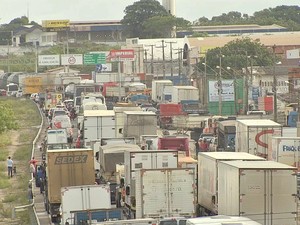 No Ceará, protesto dos caminhoneiros deixa congestionamento na BR-116 (Foto: TV Verdes Mares/Reprodução)