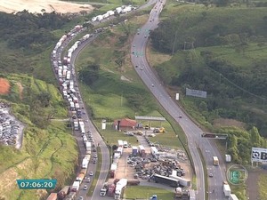 Protesto na BR-381 em trecho próximo a Betim, nesta terça-feira (24) (Foto: Reprodução/TV Globo)