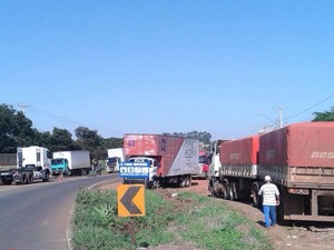 Caminhoneiros fazem paralisação na PR-218, em Astorga (Foto: Ramon Rosa/Arquivo Pessoal)