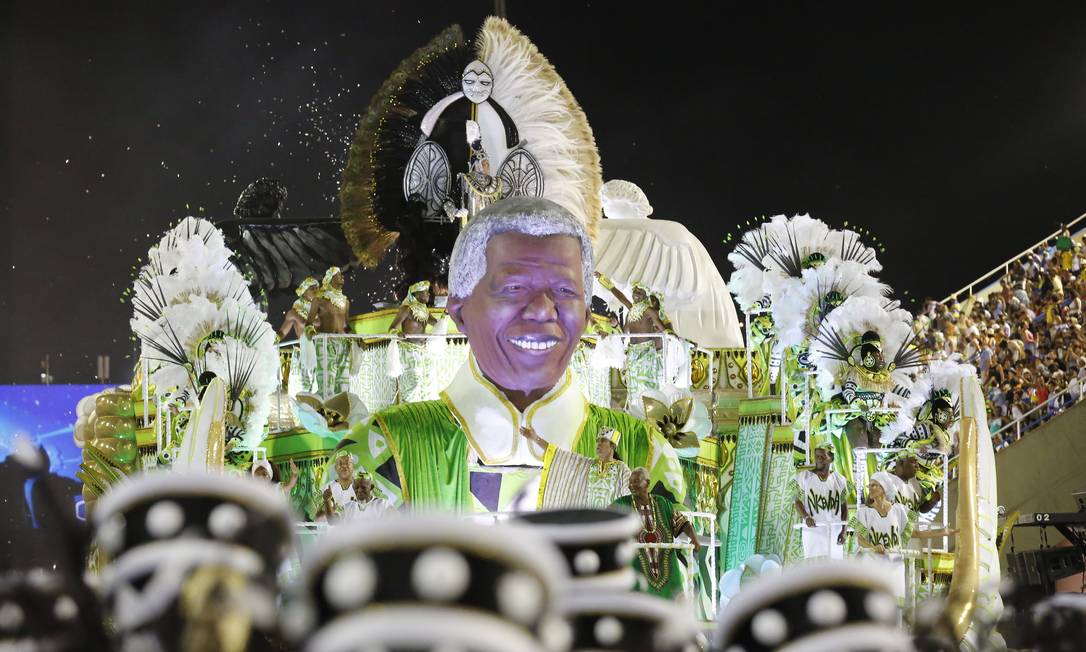 Alegoria da Imperatriz homenageia Nelson Mandela. A escola venceu ainda o estandarte de melhor samba-enredo Foto: Pablo Jacob / O Globo