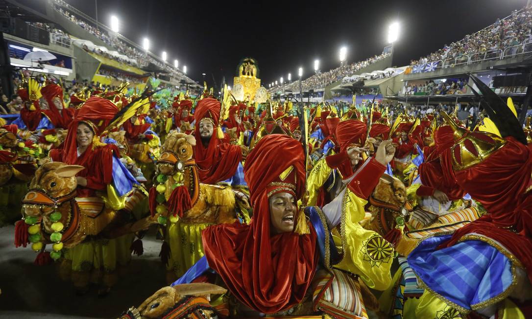 A verde e branca, do carnavalesco Cahê Rodrigues, apostou em 'África Pop' e faz bonito na Sapucaí Foto: Pablo Jacob / Agência O Globo