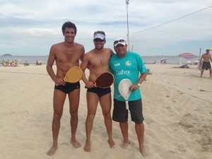 Os amigos Kuteer, Daniel Fink e Lino jogam frescobol na Praia de Copacabana (Foto: Fernanda Rouvenat / G1)