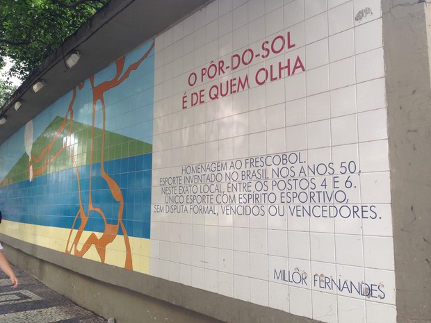 Na Praça Sarah Kubitschek, em Copacabana, um painel em homenagem ao frescobol foi criado pelo escritor Millôr Fernandes (Foto: Fernanda Rouvenat / G1)