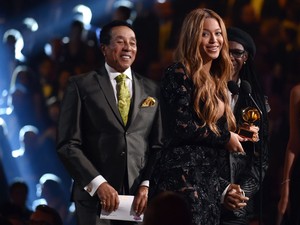 Beyoncé recebe seu terceiro Grammy da noite (Foto: John Shearer/AP)