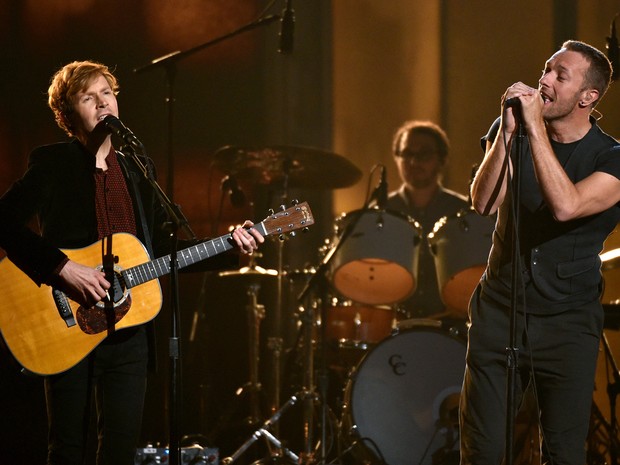 Chris Martin e Beck cantam no Grammy  (Foto: John Shearer/AP)