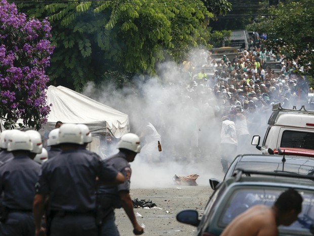 Torcedores do Palmeiras e Policiais Militares entram em confronto nos arredores do Allianz Parque antes da partida contra o Corinthians, válida pela 3ª rodada do Campeonato Paulista 2015, na zona oeste de São Paulo, neste domingo (Foto: Miguel Schincariol/ Estadão Conteúdo)