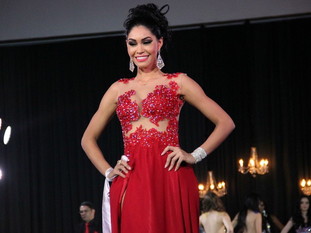 Sheislane Hayalla no desfile com traje de gala (Foto: Marcos Dantas/G1 AM)