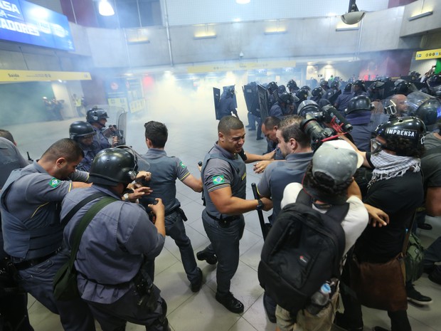 Tumulto na estação Faria Lima do Metrô de São Paulo, na zona oeste da capital paulista, durante ato organizado pelo Movimento Passe Livre (Foto: J. F. Diorio/Estdaão Conteúdo)