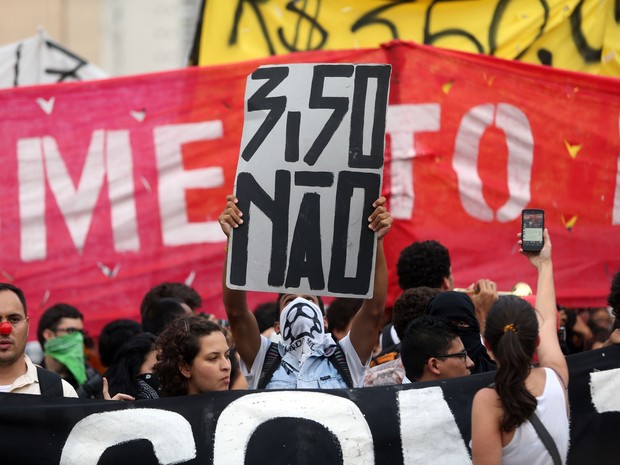 Manifestantes se reúnem no Largo da Batata, em Pinheiros, para mais um ato organizado pelo Movimento Passe Livre (MPL) contra o aumento da tarifa dos transportes públicos em São Paulo. (Foto: J. F. Diorio/Estadão Conteúdo)