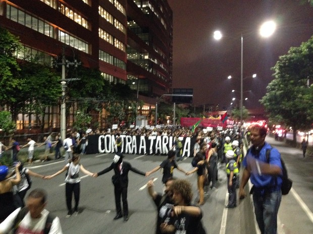 Manifestantes marginal MPL  (Foto: Marcelo Mora/G1)