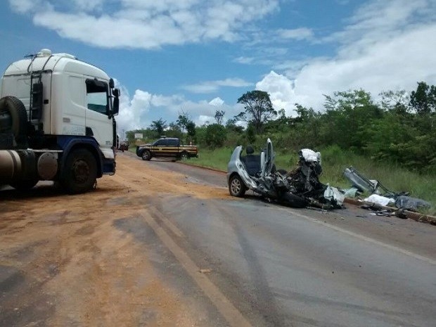 Carro bateu de frente contra caminhão, na BR-070 (Foto: Divulgação/PRF)