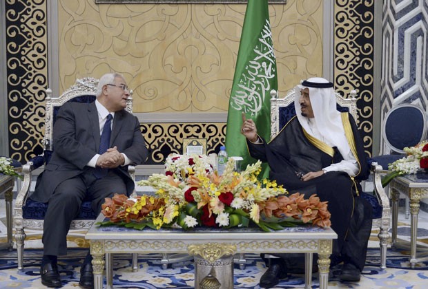 O presidente egípcio, Adli Mansour, e o rei saudita Abdullah em encontro na Arábia Saudita nesta segunda-feira (7) (Foto: Reuters)