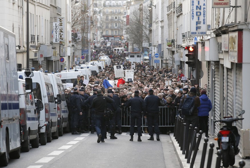 A polícia bloqueou ruas para garantir a segurança da marcha em Paris, que contou com a presença do presidente francês, François Hollande, e líderes mundiais