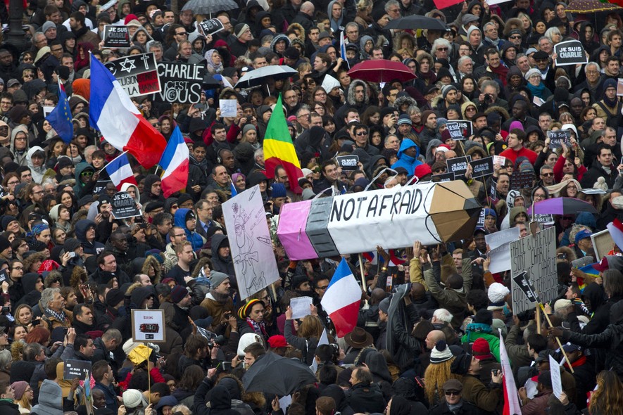 Na Praça da República, em Paris, milhares de pessoas se reuniram com cartazes e bandeiras para lembrar os mortos nos ataques da semana passada e afirmar a união dos franceses contra o terrorismo. No lápis gigante, em inglês: 