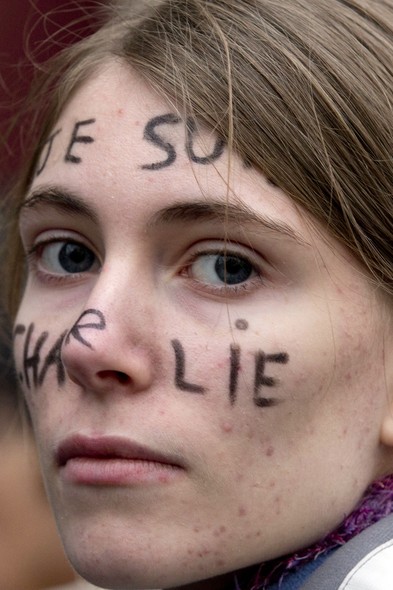 Alguns manifestantes, como esta mulher, levavam o slogan 