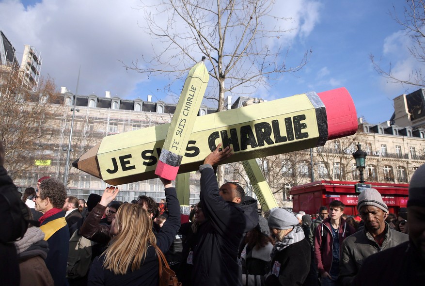 Canetas e lápis apareceram em todos os tamanhos na manifestação em Paris. Material de trabalho básico dos cartunistas, viraram símbolo da jornada pela liberdade de expressão e da luta contra as armas do terror