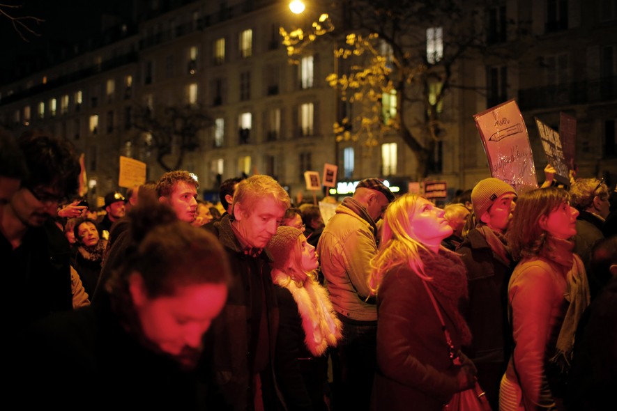 A multidão caminhou até o anoitecer em Paris