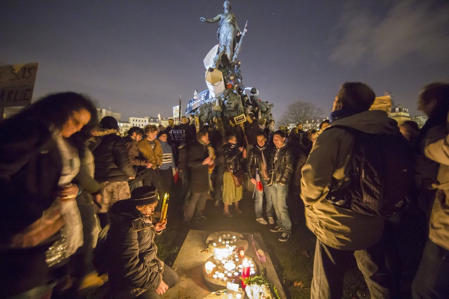 Pessoas se encontram ao redor da Praça das Nações, em Paris, após a caminhada que partiu da Praça da República, para lembras as 17 vítimas dos ataques terroristas da semana passada na França