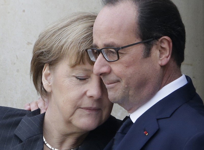 O presidente francês, François Hollande, abraça a chanceler alemã, Angela Merkel, que chegava ao Palácio Eliseu, em Paris