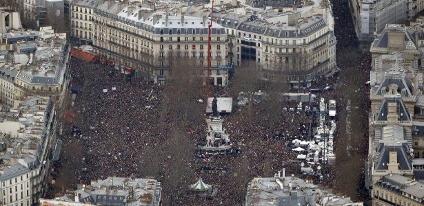 Imagem aérea mostra a praça da República, em Paris, tomada por uma multidão