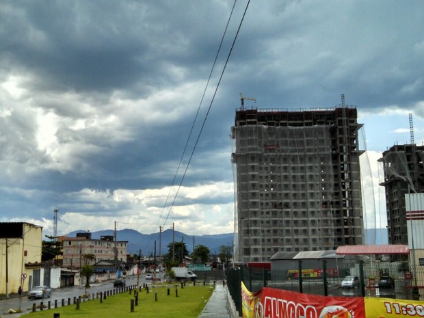 tempestade provoca estragos em Santos (Foto: Ivair Vieira Júnior/G1)