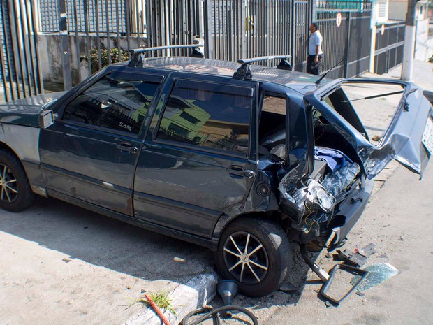 Acidente com o cantor Renner da dupla sertaneja Rick e Renner. Ele colidiu com outro veículo na rua Pedro Bueno, no Jabauara, Zona Sul de São Paulo (Foto: Marcelo Gonçalves/Sigmapress/Estadão Conteúdo)