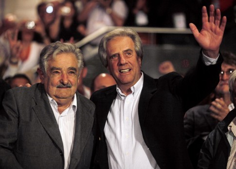 Tabaré, sucessor de Mujica, é o político mais popular no país -- mas muitos o consideram um "socialista light" 