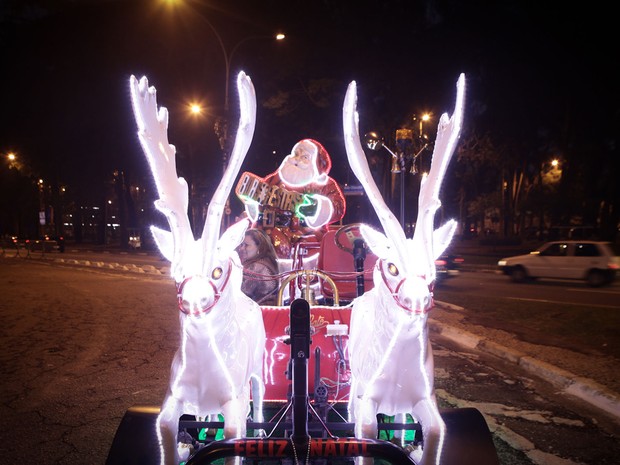 Trenó iluminado circula pela região do Parque Ibirapuera, em São Paulo (Foto: Caio Kenji/G1)