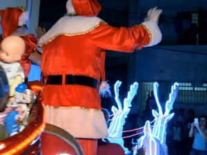 Papai Noel durante passeio com trenó iluminado em São Paulo (Foto: Reprodução TV Globo)