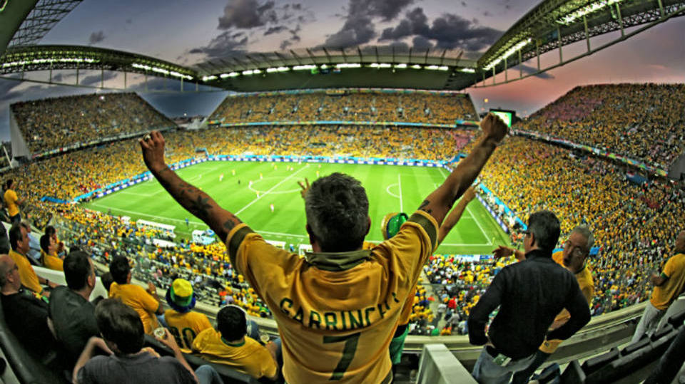 Torcedor com a camisa de Garrincha acompanha a estreia do Brasil na Copa do Mundo em jogo contra a Croácia, na Arena Corinthians