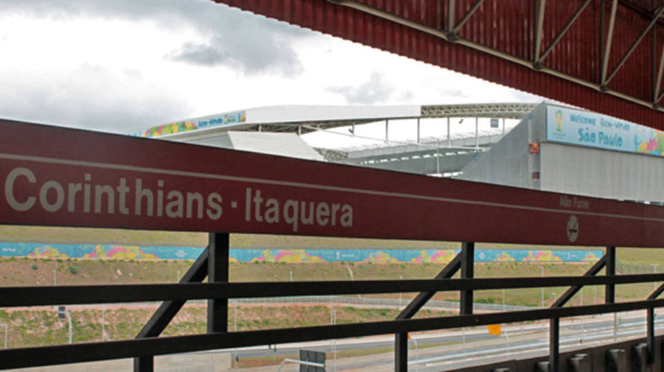 Estação Corinthians-Itaquera com Arena Corinthians ao fundo