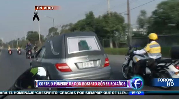 Cortejo fúnebre de Roberto Bolaños foi aplaudido pelas ruas da Cidade do México neste sábado (Foto: Reprodução/Foro TV)