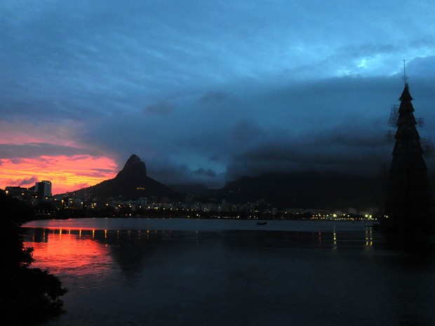 A árvore ainda apagada contrasta com as cores do pôr do sol (Foto: Alexandre Durão/G1)