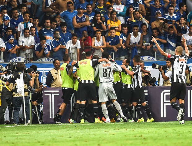 comemoração do Atlético-mg contra o Cruzeiro (Foto: Gustavo Andrade)