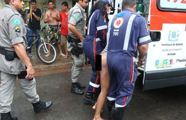 Mulher estava andando nua na chuva com filho de 3 anos em Goiânia, Goás (Foto: Benedito Braga/O Popular)